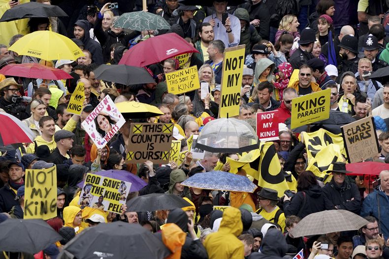 Manifestantes cerca de la Plaza Trafalgar antes de la ceremonia de coronación del rey Carlos III en la Abadía de Westminster, Londres, el sábado 6 de mayo de 2023. (Gareth Fuller/Pool Photo vía AP)