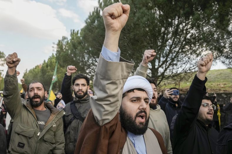 Población civil lanza consignas contra soldados israelíes que bloquean una carretera rumbo a su aldea Maroun el-Rass, en el sur del Líbano, el lunes 27 de enero de 2025. (AP Foto/Bilal Hussein)
