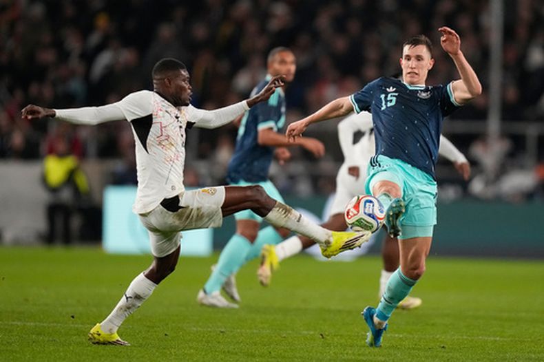 ARCHIVO - El ghanés Thomas Partey y el alemán Nico Schlotterbeck pugnan por el balón en un partido amistoso, el 30 de marzo de 2026, en Stuttgart, Alemania. (AP Foto/Matthias Schrader)