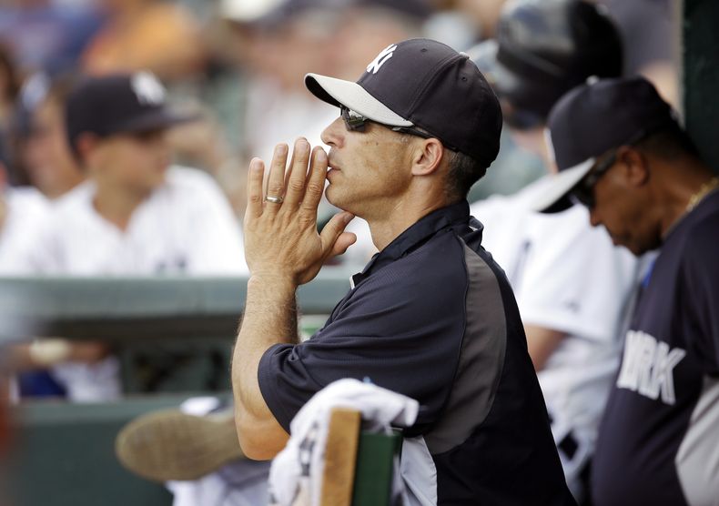 El manager de los Yanquis de Nueva York, Joe Girardi, observa un partido el 23 de marzo de 2013 en Lakeland, Florida. Girardi renov&oacute; su contrato por cuatro a&ntilde;os el mi&eacute;rcoles, 9 de octubre. (AP Photo/Carlos Osorio, File)