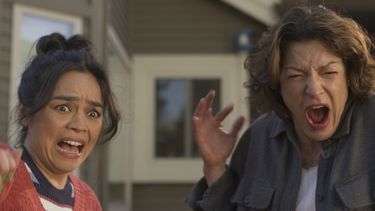 Kaitlyn Santa Juana (izq) y Rya Kihlstedt en Final Destination Bloodlines. (Warner Bros. Pictures via AP)
