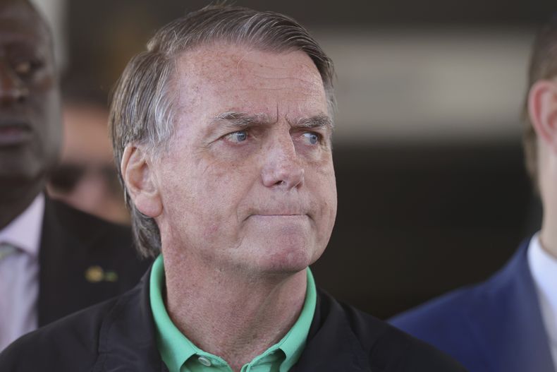 El expresidente de Brasil, Jair Bolsonaro, durante una conferencia de prensa afuera del Senado en Brasilia, el jueves 17 de julio de 2025. (AP Foto/Luis Nova)