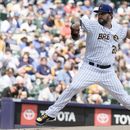 El abridor de los Cerveceros de Milwaukee Wade Miley lanza en la primera entrada del encuentro ante los Piratas de Pittsburgh el sábado 17 de junio del 2023. (AP Foto/Morry Gash)
