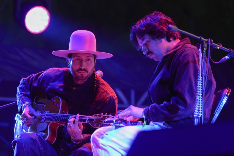 Estevan Gutierrez, izquierda, y Alejandro Gutierrez de la banda Hermanos Gutierrez durante su concierto en el Corona Capital en la Ciudad de México el domingo 17 de noviembre de 2024. (Foto AP/Eduardo Verdugo)