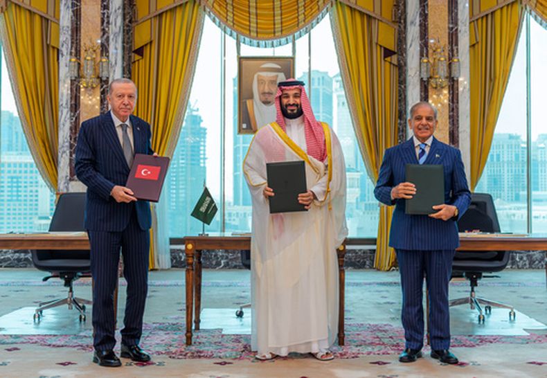 De izquierda a derecha, el presidente turco Recep Tayyip Erdogan, el príncipe heredero saudí Mohammed bin Salman y el primer ministro paquistaní Shehbaz Sharif posan tras firmar un acuerdo trilateral de defensa en La Meca, Arabia Saudí, el viernes 7 de agosto de 2026. (Agencia de Prensa Saudí vía AP)