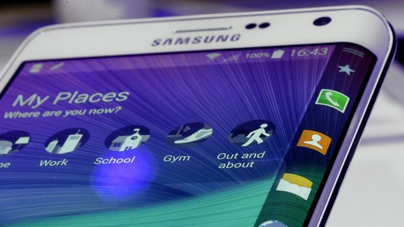 La empresa presentó hoy la cuarta generación de su phablet, con resolución Quad HD, y agregó un variante a la familia, el Note Edge, que incorpora un display que se curva hacia uno de sus laterales