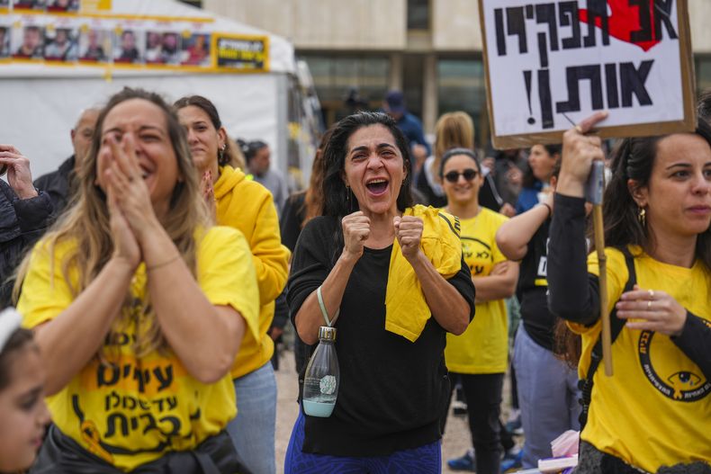 Familiares y amigos de secuestrados por Hamás, reaccionan a la noticia de la liberación de cuatro rehenes, en Tel Aviv, Israel, el 25 de enero de 2025. (AP Foto/Ariel Schalit)