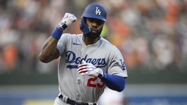 Jason Heyward, de los Dodgers de Los Ángeles, festeja luego de conectar un jonrón de tres carreras en el encuentro del martes 18 de julio de 2023 ante los Orioles de Baltimore (AP Foto/Nick Wass)