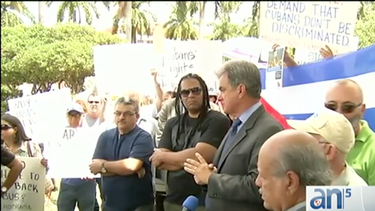 exiliados protestan en miami por apartheid en cruceros a cuba