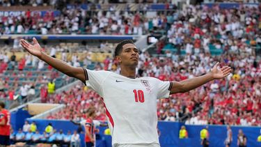 Jude Bellingham celebra tras anotar el segundo gol de Inglaterra en el partido contra Noruega en los cuartos de final del Mundial, el sábado 11 de julio de 2026, en Miami Gardens, Florida. (AP Foto/Lynne Sladky)