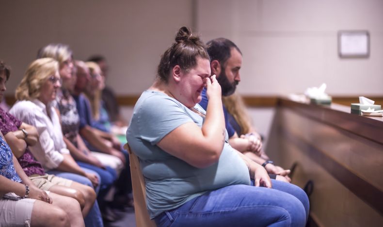 Savana Hammond reacciona mientras Eric Sweeney, acusado de matar a su cuñada y a sus dos sobrinos cuando tenía 16 años, se declara culpable de homicidio culposo, el viernes 15 de agosto de 2025 en la Corte Superior del condado de Merrimack en Concord, Nueva Hampshire. (Geoff Forester/ Concord Monitor vía AP, Pool)