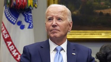 El presidente de Estados Unidos, Joe Biden, escucha durante una conferencia de prensa sobre la respuesta del gobierno al huracán Helene, en la sala Roosevelt de la Casa Blanca, en Washington, el martes 1 de octubre de 2024. (AP Foto/Mark Schiefelbein)