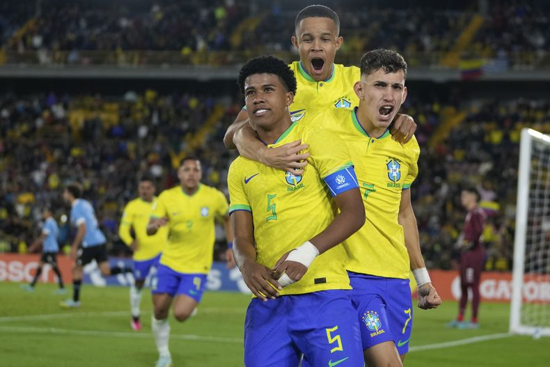 ARCHIVO - Andrey Santos (centro) celebra con sus compañeros de la selección de Brasil tras anotar un gol ante Uruguay en el Sudamericano Sub20, en Bogotá, Colombia, el 12 de febrero de 2023. (AP Foto/Fernando Vergara)