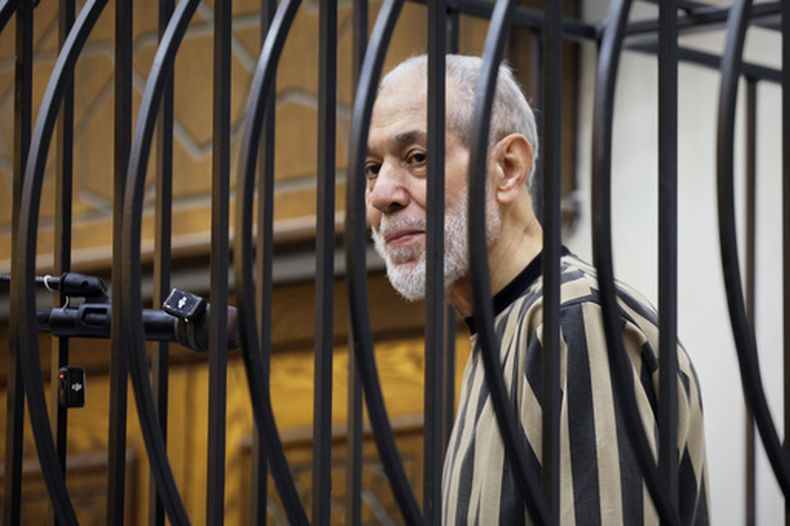 Ahmad Badreddine Hassoun, ex gran muftí de Siria bajo el mandato del derrocado presidente Bashar al-Ásad, permanece de pie cuando un tribunal lo condena a cadena perpetua, en el Palacio de Justicia de Damasco, Siria, el lunes 24 de agosto de 2026. (Foto AP/Ghaith Alsayed)