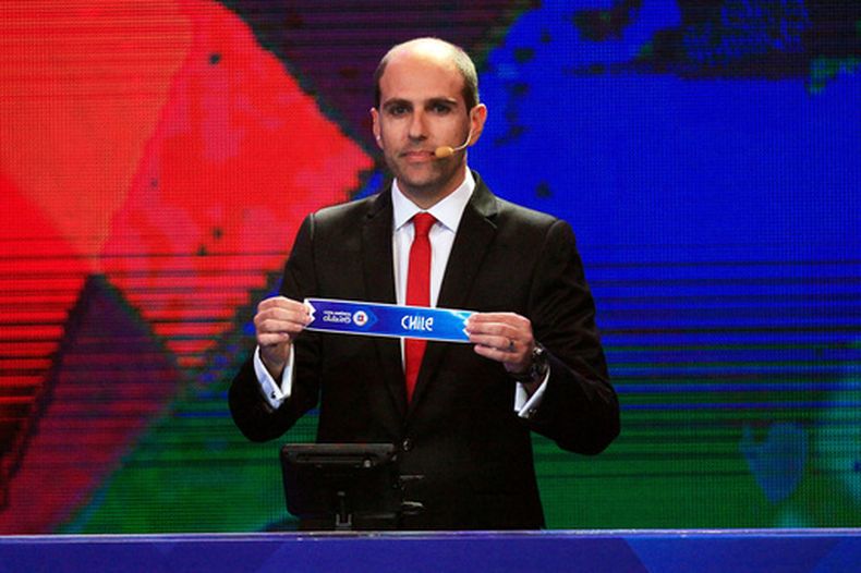ARCHIVO - Sergio Jadue, presidente de la Asociación Nacional de Fútbol Profesional de Chile, muestra una papeleta con el nombre de Chile durante el sorteo para la Copa América 2015, e 24 de noviembre de 2014, en Viña del Mar. (AP Foto/Luis Hidalgo)