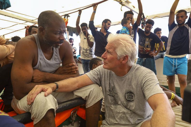 ESP-CEL_EUROPA-MIGRANTES-RICHARD_GERE-0.jpg