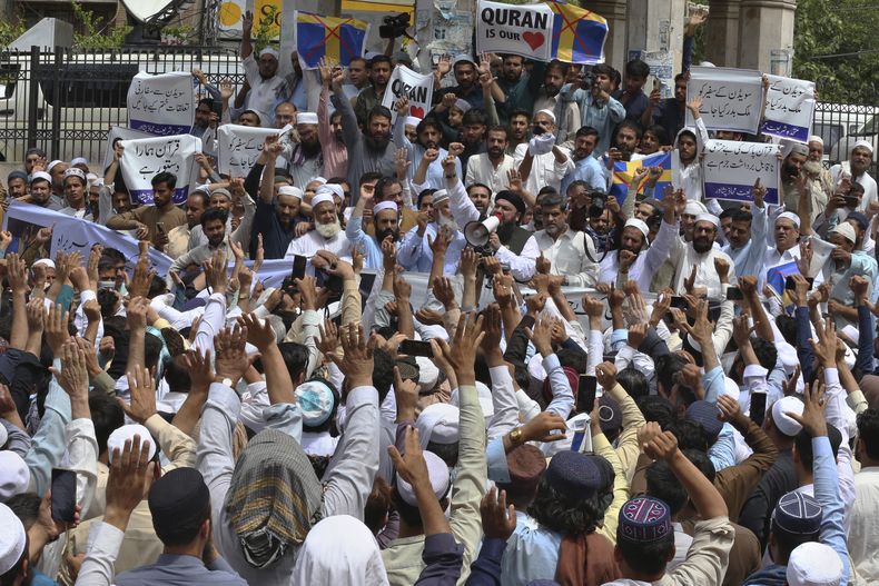 Musulmanes corean consignas durante un acto para denunciar la quema en Suecia de un ejemplar del Corán, el libro sagrado del islam, en Peshawar, Pakistán, viernes 7 de julio de 2023. (AP Foto/Muhammad Sajjad)