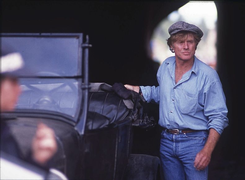 ARCHIVO - El director Robert Redford aparece en el set durante el rodaje de A River Runs Through It, cerca de Livingston, Montana, el 17 de junio de 1991. (Linda Best/Bozeman Daily Chronicle via AP, archivo)