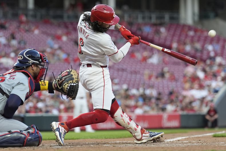 Jonathan India, de los Rojos de Cincinnati, batea un cuadrangular solitario en el quinto inning del juego ante los Cardenales de San Luis, el miércoles 14 de agosto de 2024 (AP Foto/Carolyn Kaster)