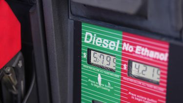 El precio del galón de diésel aparece en la pantalla electrónica de un surtidor en una estación QuikTrip el jueves 1 de octubre de 2026, en Greenwood Village, Colorado. (AP Foto/David Zalubowski)