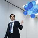 Esta imagen publicada por Apple TV+ muestra a Adam Scott en una escena de Severance. (Jon Pack/Apple TV+ via AP)