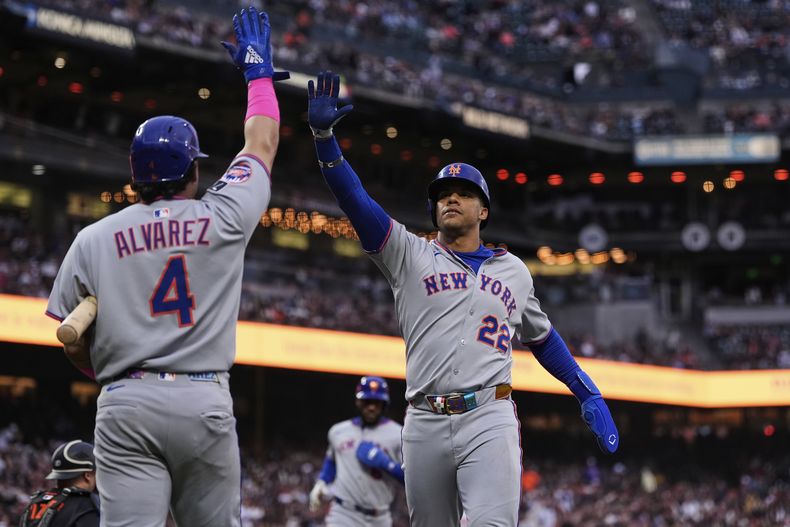 El dominicano Juan Soto celebra con su compañero de los Mets de Nueva York, el venezolano Francisco Álvarez tras anotar en un doble de dos carreras de Mark Viento ante los Gigantes de San Francisco el sábado 26 de julio del 2025.(AP Foto/Godofredo A. Vásquez)