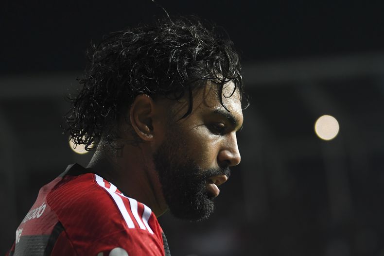 ARCHIVO - Foto del 4 de mayo del 2023, el jugador del Flamengo Gabriel Barbosa en la cancha para el juego ante el Racing en el Grupo A de la Copa Libertadores. El lunes 25 de marzo del 2024, suspenden dos años a Barbosa por fraude de dopaje. (AP Foto/Gustavo Garello, Archivo)