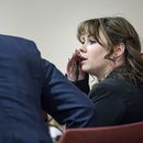 Hannah Gutierrez-Reed, armera de la película Rust, a la derecha, habla con su abogado Jason Bowles durante su juicio por homicidio involuntario el martes 5 de marzo de 2024, en la Corte Judicial del Primer Distrito en Santa Fe, Nuevo México. (Jim Weber/Santa Fe New Mexican vía AP, Pool)