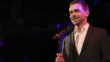 americateve | El cofundador de Twitter Jack Dorsey en un acto de campa&ntilde;a para recaudar fondos para la candidata dem&oacute;crata a vicealcaldesa Reshma Saujani en Nueva York en una fotograf&iacute;a del 24 de abril de 2013. Disney incorpor&oacute; el lunes 23 de