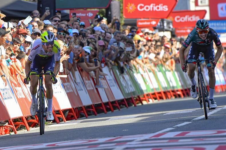 El portugués Rui Costa (izquierda) gana la 13era etapa de la Vuelta España, el domingo 10 de septiembre de 2023, en Pamplona. (AP Foto/Álvaro Barrientos)