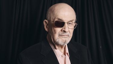 ARCHIVO - Salman Rushdie posa para un retrato para promover su libro Knife: Meditations After an Attempted Murder el 18 de abril de 2024 en Nueva York. (Foto AP/Andres Kudacki, archivo)