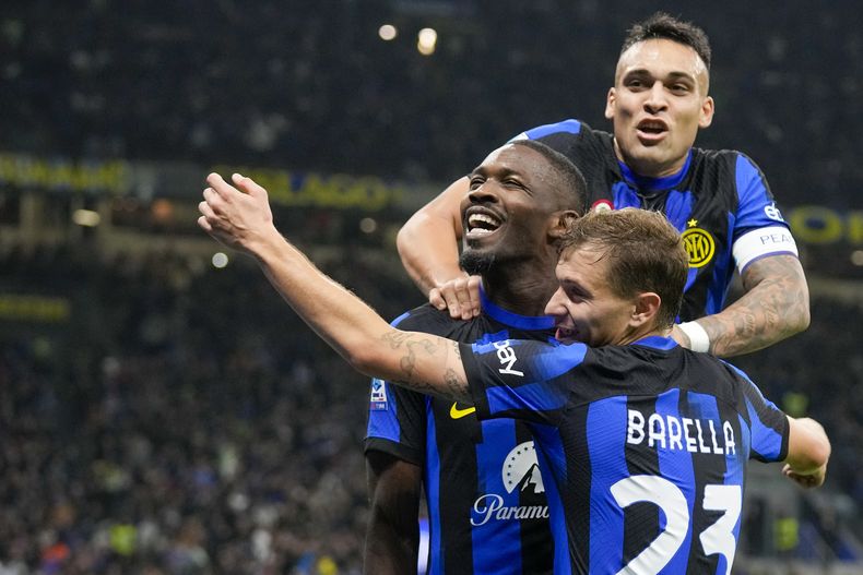 Marcus Thuram del Inter de Milán celebra con sus compañeros tras anotar en el encuentro ante la Roma en la Serie A el domingo 29 de octubre del 2023. (AP Foto/Antonio Calanni)