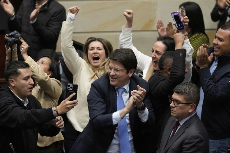 ARCHIVO - Miguel Uribe Turbay, al centro, con corbata azul, senador colombiano y candidato presidencial por el partido derechista Centro Democrático, celebra tras votar en contra de un referéndum de reforma laboral propuesto por el gobierno, el 14 de mayo de 2025, en Bogotá. Uribe falleció el lunes 11 de agosto de 2025, luego de haber sido víctima de un atentado y estar hospitalizado. (AP Foto/Fernando Vergara, archivo)