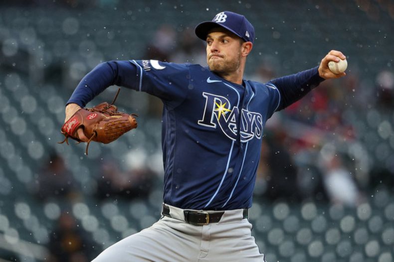 El lanzador abridor de los Rays de Tampa Bay, Steven Matz, realiza un lanzamiento contra los Mellizos de Minnesota durante la primera entrada del partido de béisbol, el sábado 4 de abril de 2026, en Minneapolis. (Foto AP/Matt Krohn))