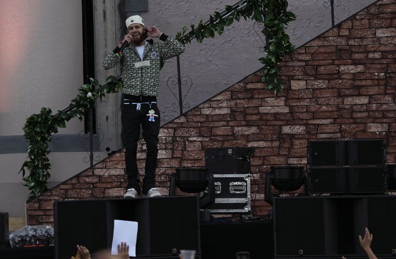 Jesus Diego Jay Dee, izquierda, cantante de la banda estadounidense Herencia de Patrones, durante su concierto en el segundo día del festival Arre en la Ciudad de México el 10 de septiembre de 2023. (Foto AP/Fernando Llano)