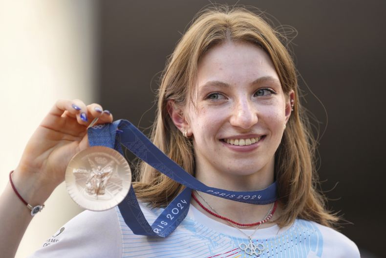 La gimnasta rumana Ana Barbosu sostiene la medalla de bronce de la prueba de piso de los Juegos Olímpicos de París que recibió en una ceremonia en Bucarest el viernes 16 de agosto del 2024. (AP Foto/Andreea Alexandru)