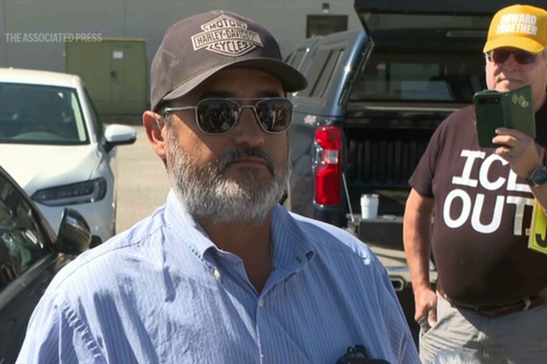 Esta imagen, tomada de un video de KAKE, muestra al exalcalde de Coldwater, Joe Ceballos, hablando con periodistas frente a una oficina del Servicio de Inmigración y Control de Aduanas, en Wichita, Kansas, el miércoles 13 de mayo de 2026. (KAKE vía AP)