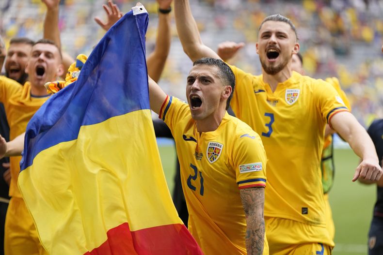 Los jugadores de Rumania celebran la victoria 3-0 ante Ucrania en la Eurocopa, el lunes 17 de junio de 2024, en Múnich. (AP Foto/Matthias Schrader)