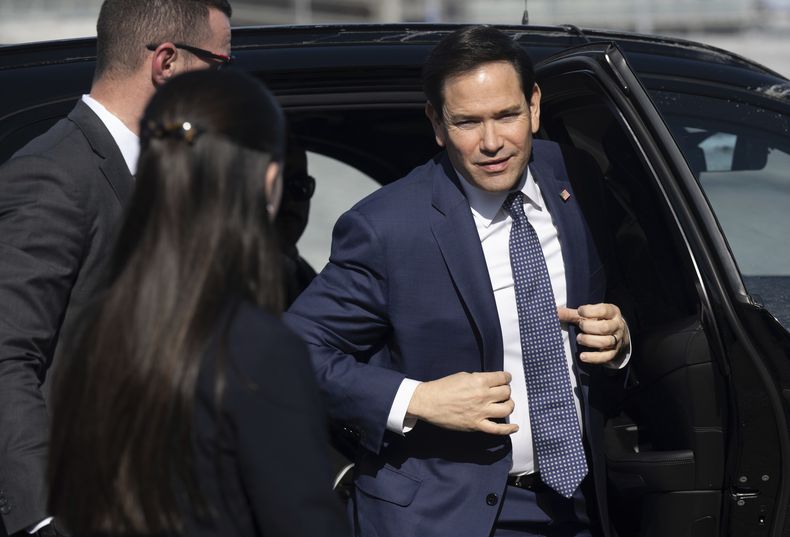 El secretario de Estado estadounidense, Marco Rubio, baja de su vehículo para abordar su avión y salir del Aeropuerto Internacional Jean Lesage, el viernes 14 de marzo de 2025, en Quebec, Canadá. (Saul Loeb, foto compartida vía AP)