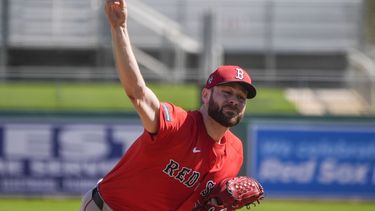 En foto del jueves 15 de febrero del 2024, el lanzador de los Medias Rojas de Boston Lucias Giolito durante un ejercicio en los entrenamientos de primavera en Fort Myers, Florida, EE.UU. (AP Foto/Gerald Herbert)