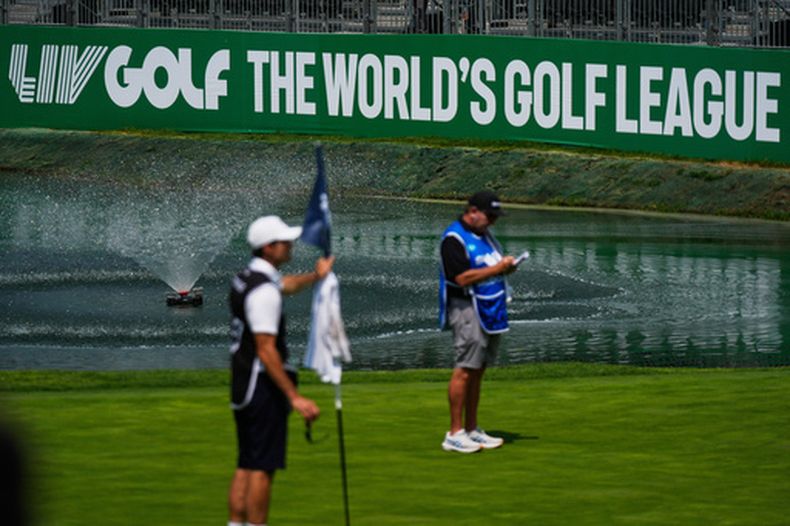 Un caddie analiza el 18vo hoyo durante la primera ronda del torneo de LIV Golf, el jueves 16 de abril de 2026, en las afueras de la Ciudad de México. (AP Foto/Fernando Llano)