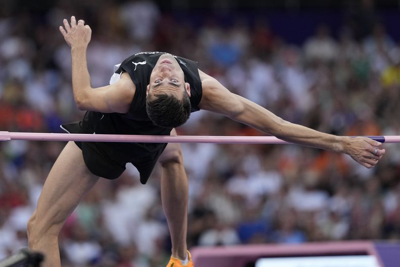 El neozelandés Hamish Kerr participa en la final de salto de altura de los Juegos Olímpicos de París 2024 el sábado 10 de agosto del 2024. (AP Foto/Bernat Armangue)