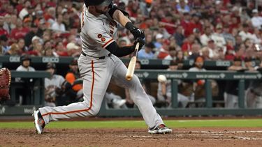 Mitch Haniger de los Gigantes de San Francisco pega un remolcador sencillo en la séptima entrada del juego ante los Cardenales de San Luis el lunes 12 de junio del 2023. (AP Foto/Jeff Roberson)