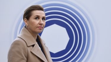 La primera ministra de Dinamarca, Mette Frederiksen, llega a una cumbre de la UE en el palacio de Egmont en Bruselas, el lunes 3 de febrero de 2025. (AP Foto/Geert Vanden Wijngaert)