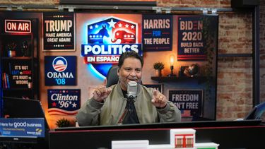 Víctor Martínez en el estudio de su programa radial en Allentown, Pensilvania, el 29 de septiembre del 2026. (AP foto/Matt Rourke)
