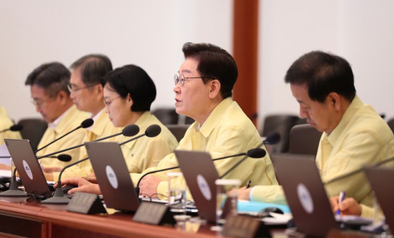 El presidente de Corea del Sur, Lee Jae-myung, segunto por la derecha, habla durante una reunión del gobierno en la oficina presidencial en Seúl, Corea del Sur, el martes 18 de agosto de 2026. (Yonhap via AP)
