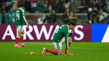 El mexicano Israel Reyes (15) lamenta la derrota ante Inglaterra en los octavos de final del Mundial, el domingo 5 de julio de 2026, en Ciudad de México. (AP Foto/Ricardo Mazalan)