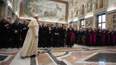americateve | Fotograf&iacute;a provista por el diario vaticano LOsservatore Romano del papa Francisco llegando a una reuni&oacute;n en el sal&oacute;n Clementino del Vaticano, el s&aacute;bado 22 de noviembre de 2014. (Foto AP/LOsservatore Romano)