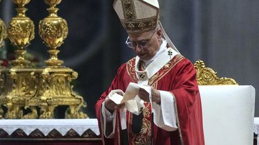 El papa León XIV mira al palio que bendijo para nuevos arzobispos en una misa en la basílica de San Pedro, el domingo 29 de junio de 2025, en el Vaticano. (AP Foto/Andrew Medichini)