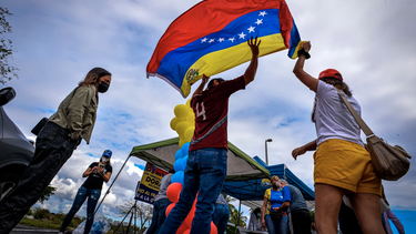 senadores de eeuu piden a biden extender el estatus de proteccion temporal para venezolanos que escapan del chavismo